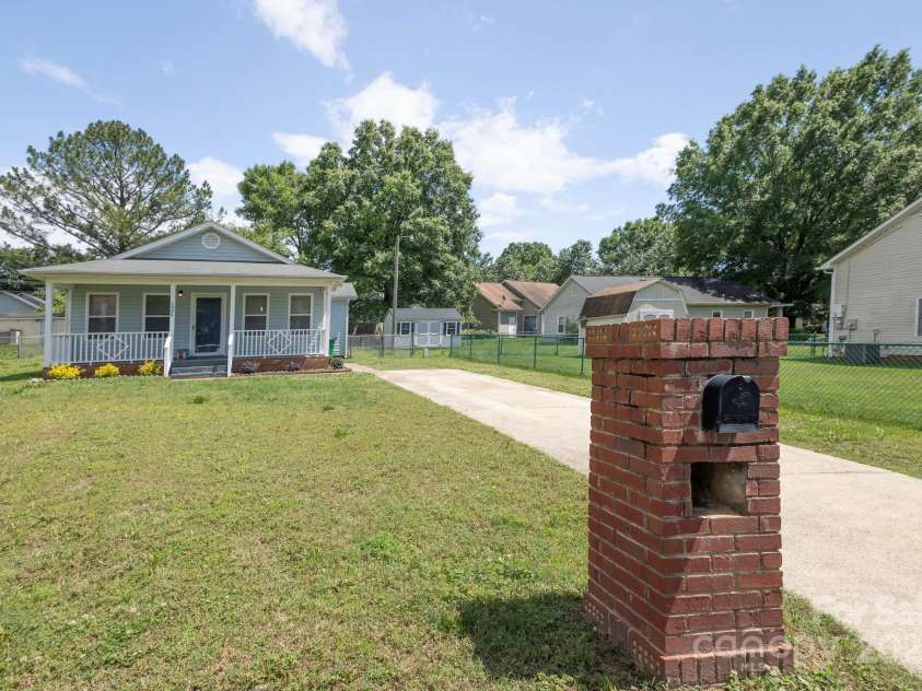 1004 Johnson Street, Charlotte, NC 28206.  MLS# CAR4256693, YatesRealty ID 17588. 