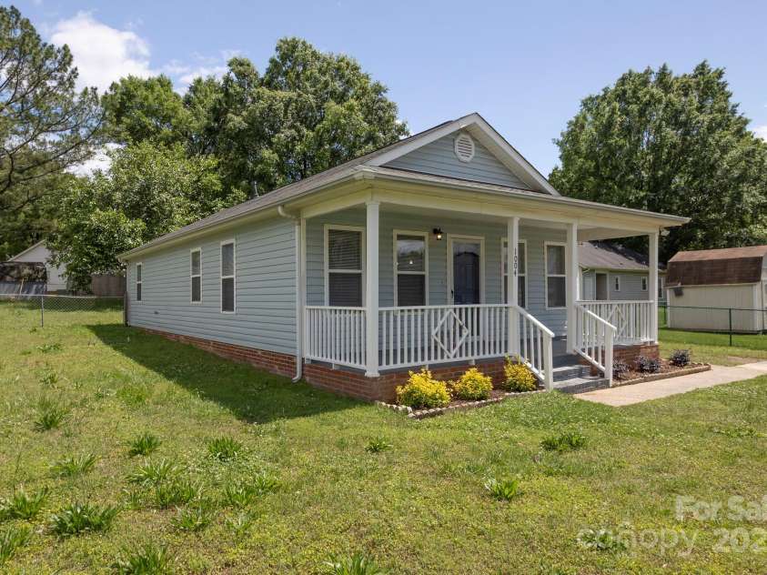 1004 Johnson Street, Charlotte, NC 28206.  MLS# CAR4256693, YatesRealty ID 17588. 