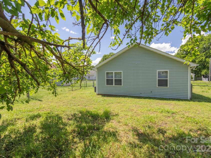 1004 Johnson Street, Charlotte, NC 28206.  MLS# CAR4256693, YatesRealty ID 17588. 