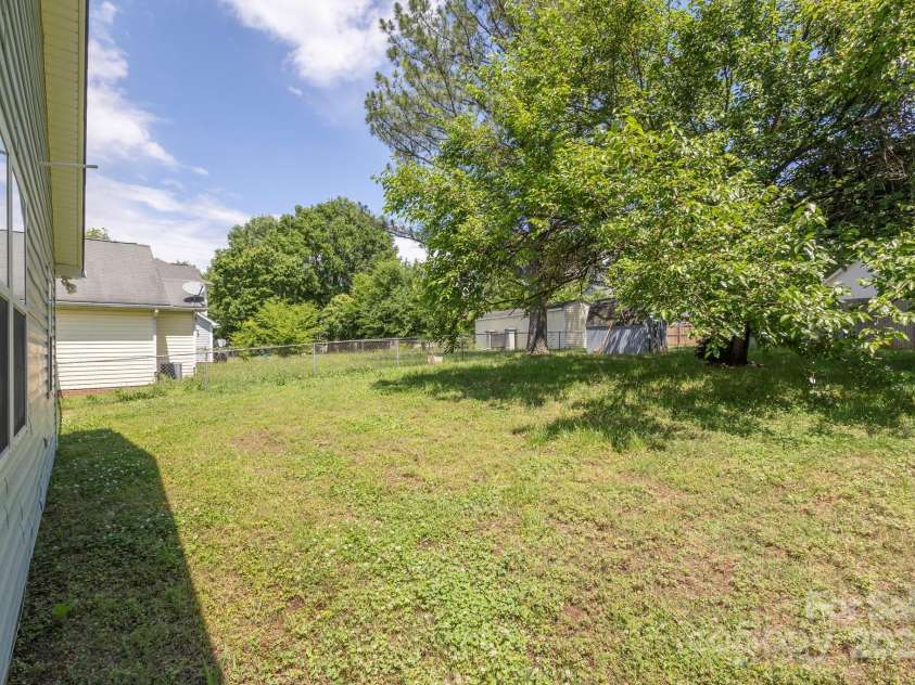 1004 Johnson Street, Charlotte, NC 28206.  MLS# CAR4256693, YatesRealty ID 17588. 