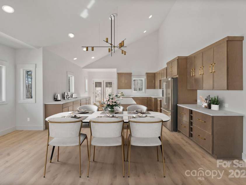 5733 Selkirk Drive, Hickory, NC 28601.  MLS# CAR4327213, YatesRealty ID 1759. 