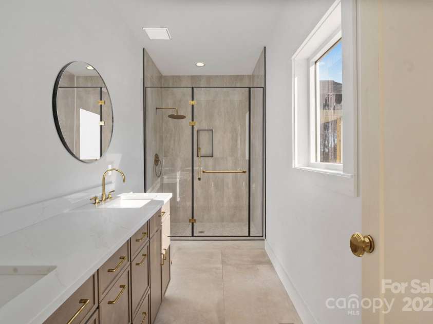 5733 Selkirk Drive, Hickory, NC 28601.  MLS# CAR4327213, YatesRealty ID 1759. 