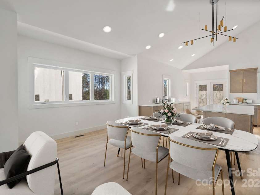 5733 Selkirk Drive, Hickory, NC 28601.  MLS# CAR4327213, YatesRealty ID 1759. 