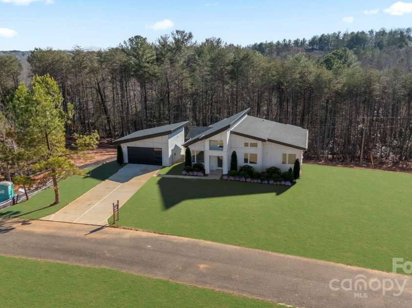 5733 Selkirk Drive, Hickory, NC 28601.  MLS# CAR4327213, YatesRealty ID 1759. 