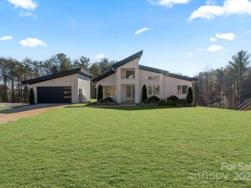 5733 Selkirk Drive, Hickory, NC 28601.  MLS# CAR4327213, YatesRealty ID 1759. 