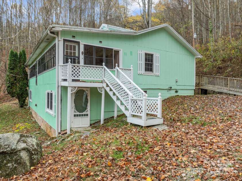 61 Doe Loop, Hot Springs, NC 28743.  MLS# CAR4295989, YatesRealty ID 1759. Main entry into sunroom as well as basement entry and back door into living area.