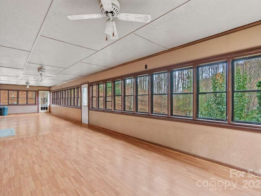 61 Doe Loop, Hot Springs, NC 28743.  MLS# CAR4295989, YatesRealty ID 1759. Sunroom