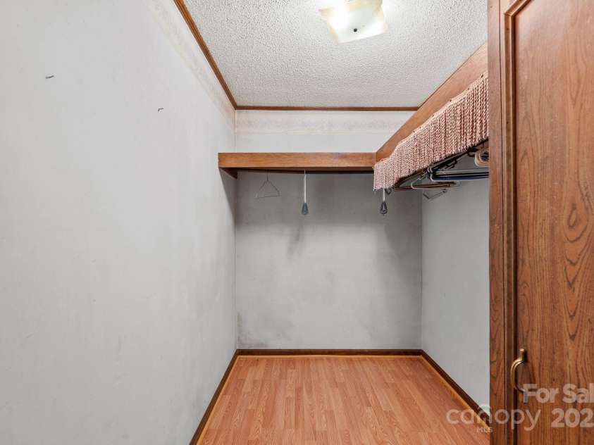 61 Doe Loop, Hot Springs, NC 28743.  MLS# CAR4295989, YatesRealty ID 1759. Walk In Closet