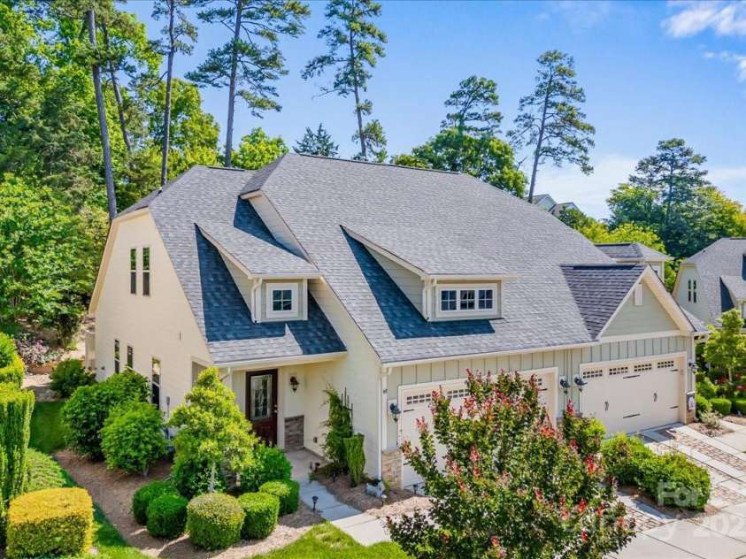 204 Aztec Circle, Mooresville, NC 28117.  MLS# CAR4256248, YatesRealty ID 17590. Beautifully landscaped yard with crape myrtle in front