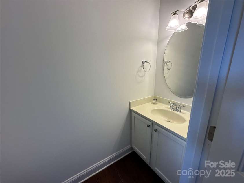 204 Aztec Circle, Mooresville, NC 28117.  MLS# CAR4256248, YatesRealty ID 17590. Half Bath near foyer