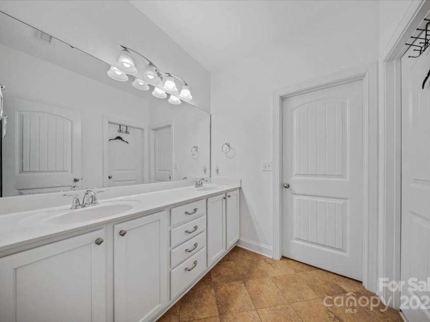 204 Aztec Circle, Mooresville, NC 28117.  MLS# CAR4256248, YatesRealty ID 17590. Primary Ensuite on Main level