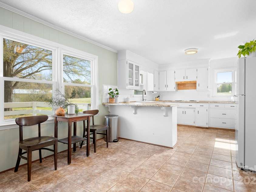 1235 Wilma Sigmon Road, Lincolnton, NC 28092.  MLS# CAR4238963, YatesRealty ID 17591. There is a breakfast area in the kitchen.