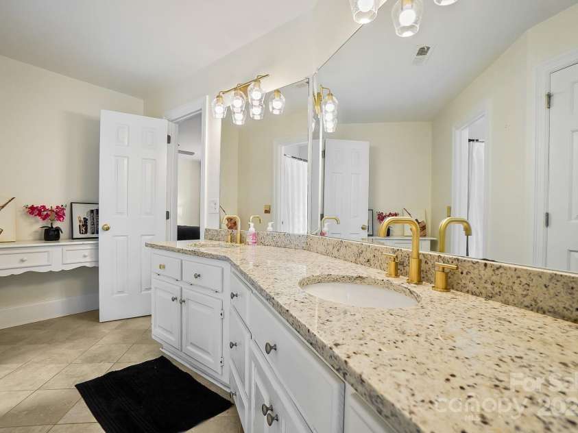 469 Valley Run Drive, Waxhaw, NC 28173.  MLS# CAR4259240, YatesRealty ID 17593. 