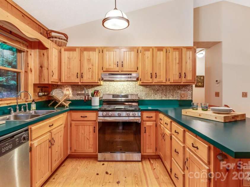 1501 Tanglewood Lane, Saluda, NC 28773.  MLS# CAR4266264, YatesRealty ID 17595. Gas stove