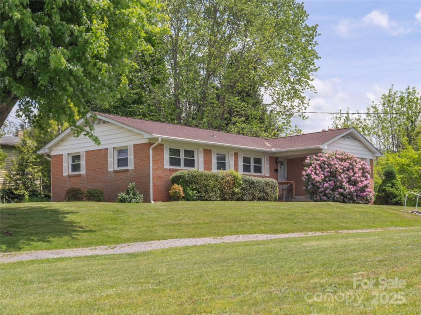 420 Wesley Street, Canton, NC 28716.  MLS# CAR4257656, YatesRealty ID 17597. 
