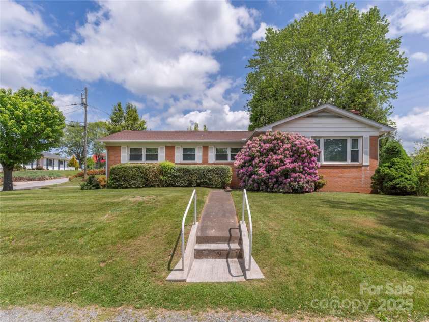 420 Wesley Street, Canton, NC 28716.  MLS# CAR4257656, YatesRealty ID 17597. 