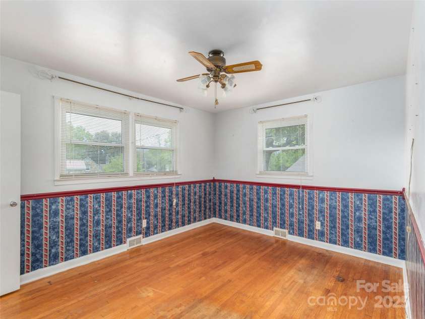 420 Wesley Street, Canton, NC 28716.  MLS# CAR4257656, YatesRealty ID 17597. 