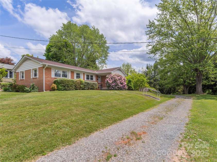 420 Wesley Street, Canton, NC 28716.  MLS# CAR4257656, YatesRealty ID 17597. 