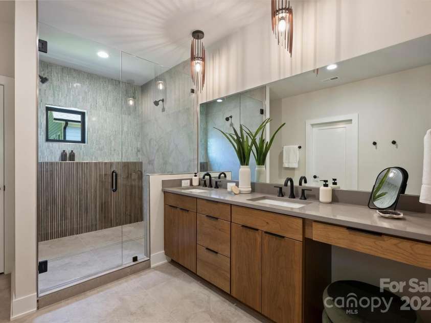 1711 Summey Avenue, Charlotte, NC 28205.  MLS# CAR4256760, YatesRealty ID 17598. En suite luxury bath