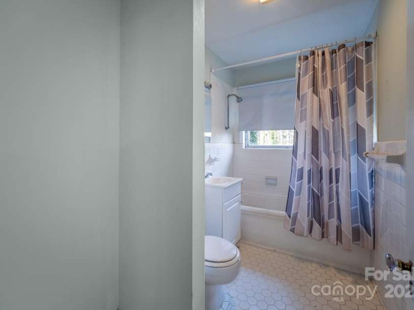 433 Osborne Road, Brevard, NC 28712.  MLS# CAR4330450, YatesRealty ID 1760. Bathroom