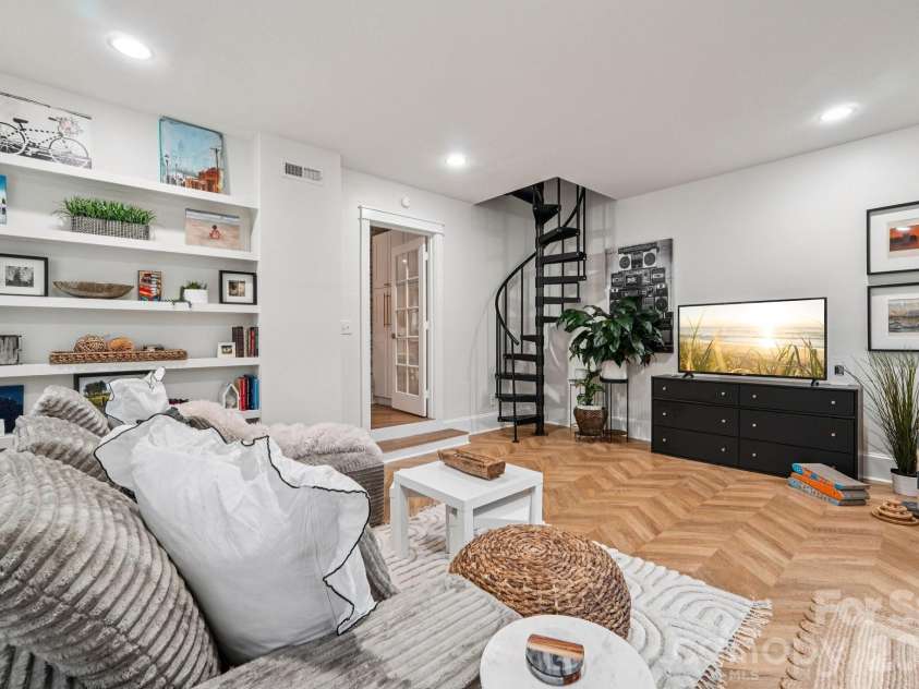 226 Park Avenue, Charlotte, NC 28203.  MLS# CAR4349193, YatesRealty ID 17605. Built-ins & Spiral to 3rd bed / full bath
