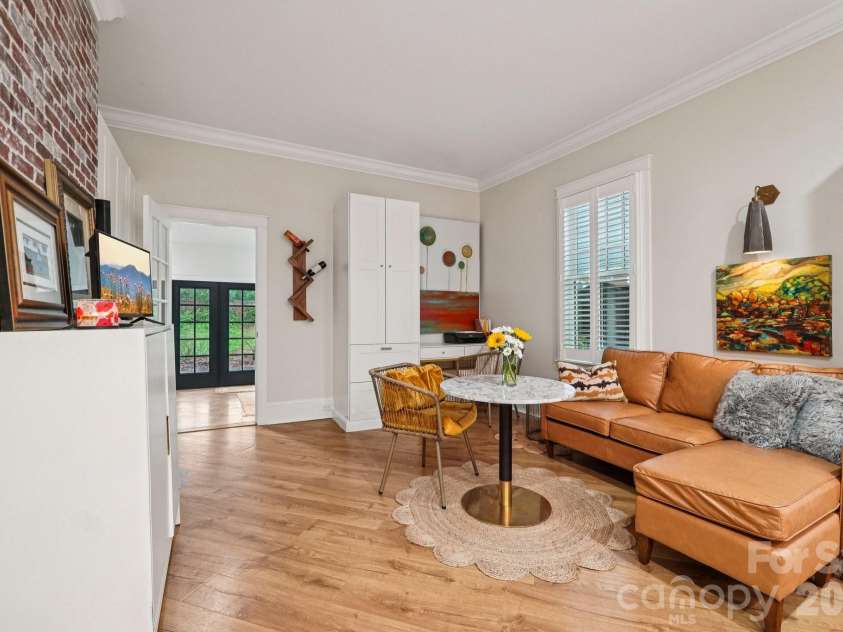 226 Park Avenue, Charlotte, NC 28203.  MLS# CAR4349193, YatesRealty ID 17605. Casual Living Area