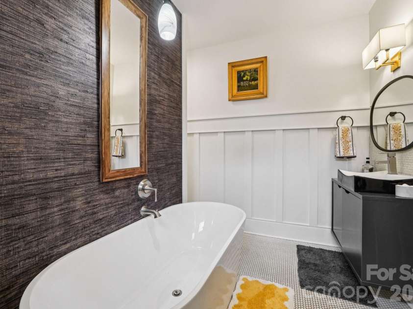 226 Park Avenue, Charlotte, NC 28203.  MLS# CAR4349193, YatesRealty ID 17605. Primary Bath