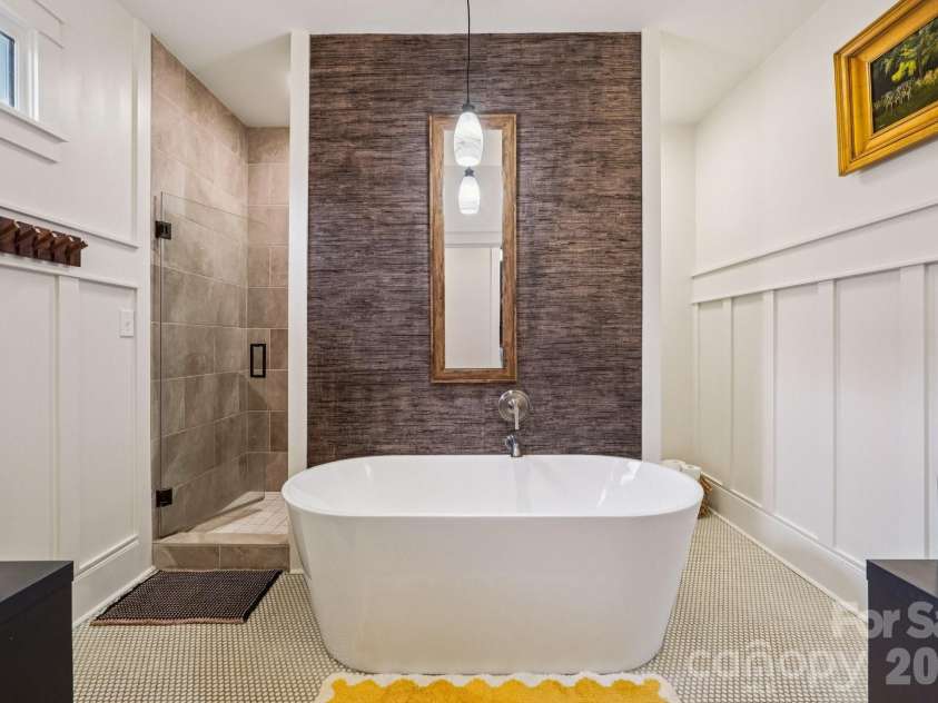 226 Park Avenue, Charlotte, NC 28203.  MLS# CAR4349193, YatesRealty ID 17605. Primary Bath with soaking tub 