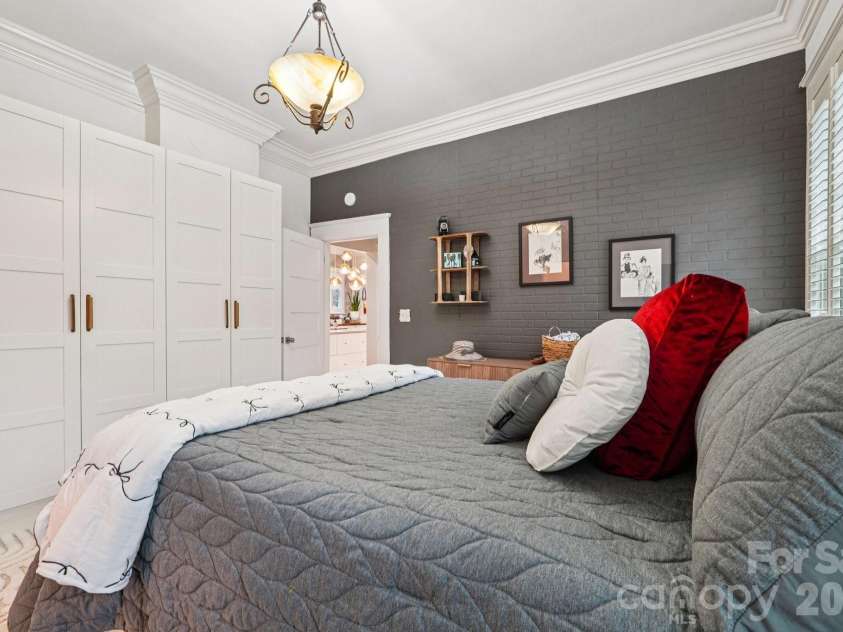 226 Park Avenue, Charlotte, NC 28203.  MLS# CAR4349193, YatesRealty ID 17605. Primary with built in closets
