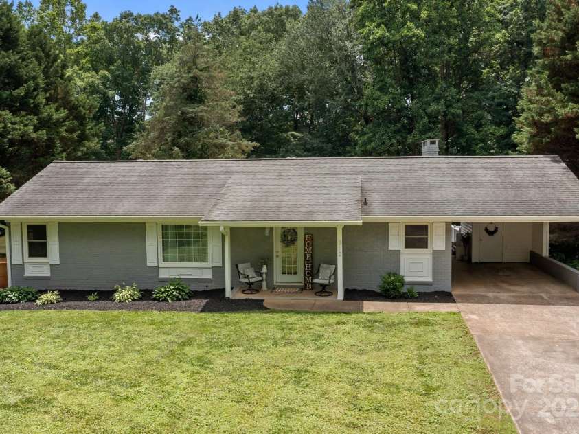 312 Walton Drive, Statesville, NC 28625.  MLS# CAR4261581, YatesRealty ID 17606. 