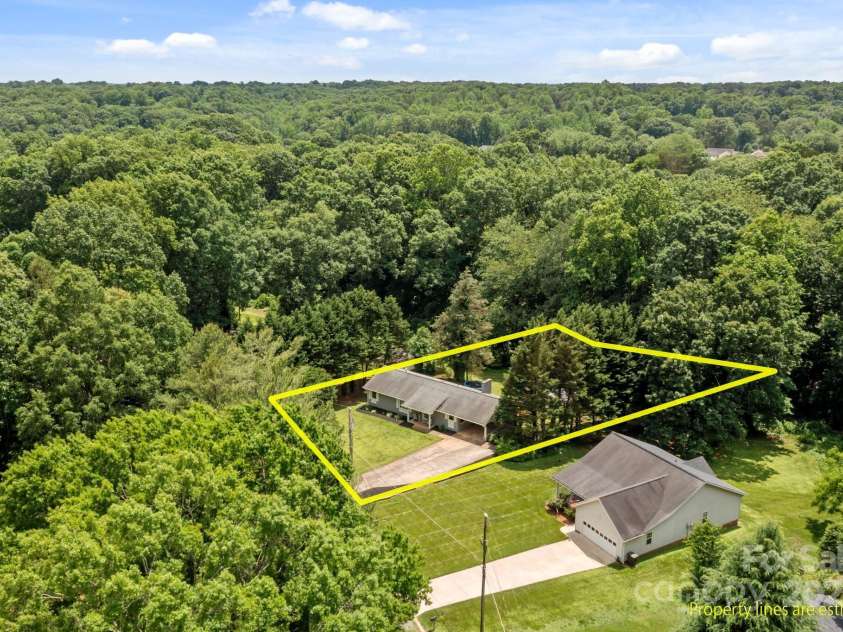 312 Walton Drive, Statesville, NC 28625.  MLS# CAR4261581, YatesRealty ID 17606. 