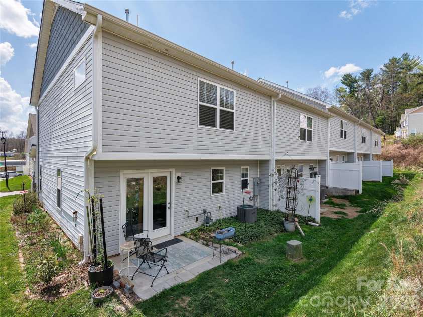 201 Stoney Point Way, Candler, NC 28715.  MLS# CAR4366292, YatesRealty ID 17608. 
