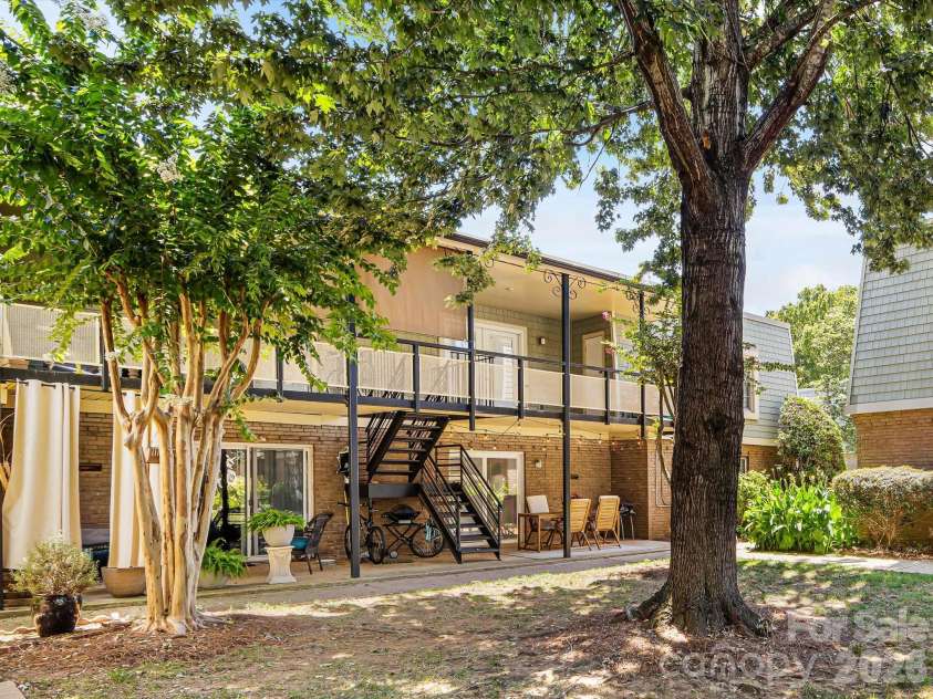 2616 Park Road, Charlotte, NC 28209.  MLS# CAR4361084, YatesRealty ID 17611. Courtyard