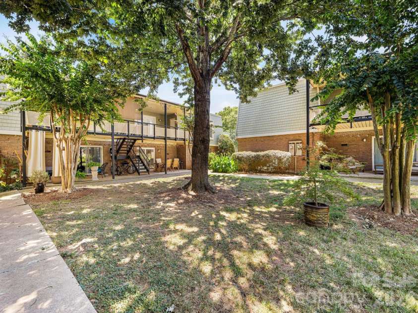 2616 Park Road, Charlotte, NC 28209.  MLS# CAR4361084, YatesRealty ID 17611. Courtyard
