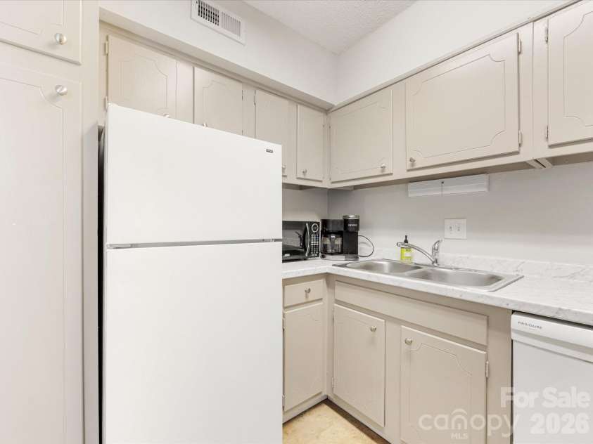 2616 Park Road, Charlotte, NC 28209.  MLS# CAR4361084, YatesRealty ID 17611. Kitchen