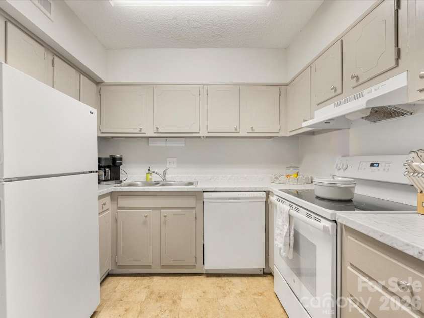 2616 Park Road, Charlotte, NC 28209.  MLS# CAR4361084, YatesRealty ID 17611. Kitchen
