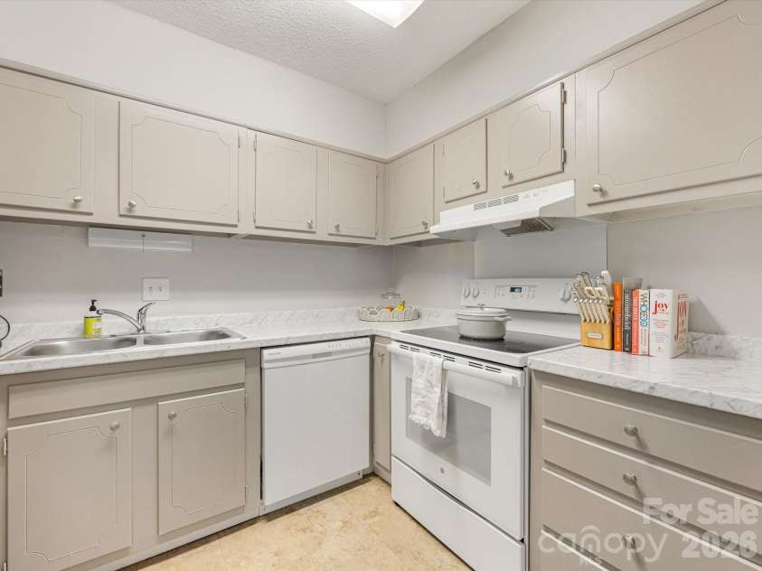 2616 Park Road, Charlotte, NC 28209.  MLS# CAR4361084, YatesRealty ID 17611. Kitchen