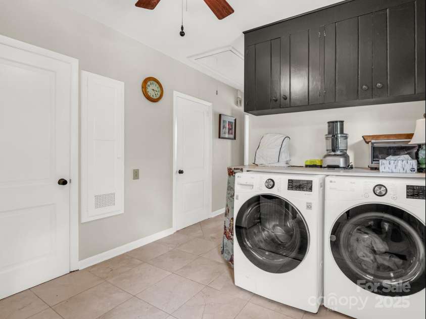 11 Hearthstone Lane, Landrum, SC 29356.  MLS# CAR4267724, YatesRealty ID 17615. Laundry mud room