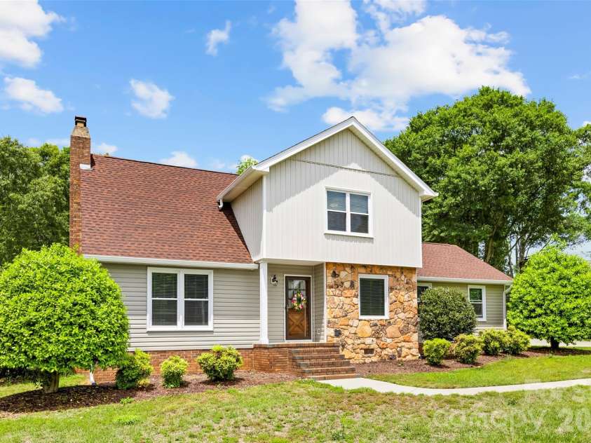 107 Friendfield Drive, Fort Mill, SC 29715.  MLS# CAR4377175, YatesRealty ID 17618. 
