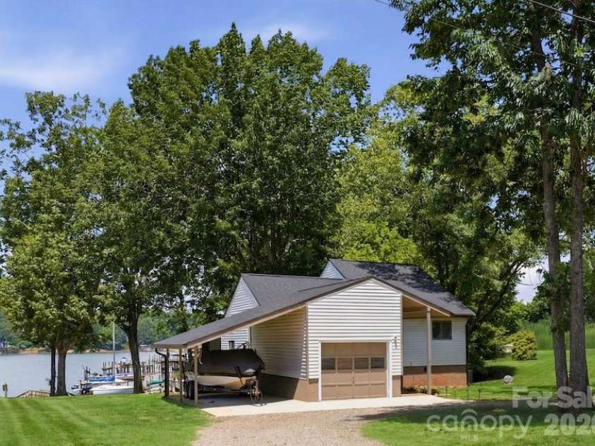 240 Shoreline Loop, Mooresville, NC 28117.  MLS# CAR4375040, YatesRealty ID 17619. 