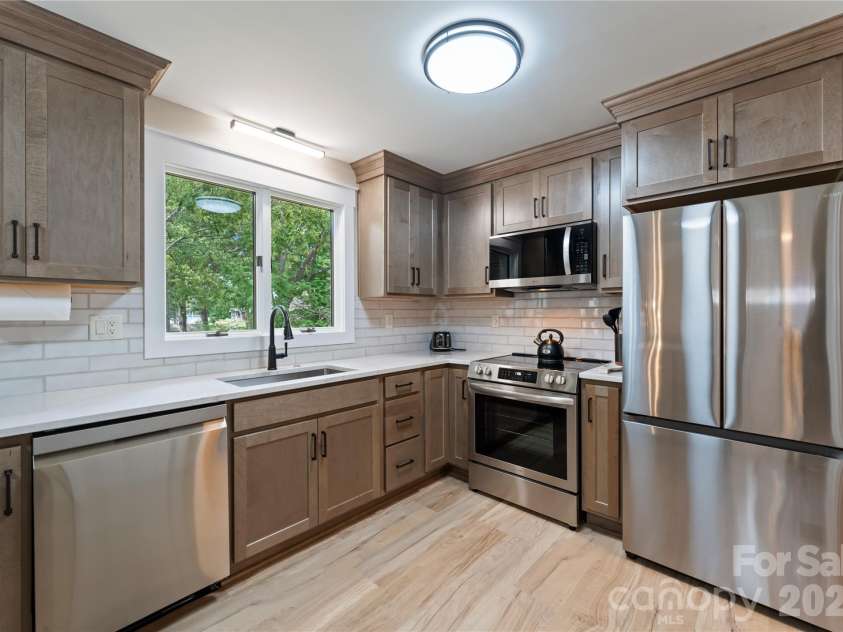 240 Shoreline Loop, Mooresville, NC 28117.  MLS# CAR4375040, YatesRealty ID 17619. Kitchen with ample counter space and open flow into dining and living areas