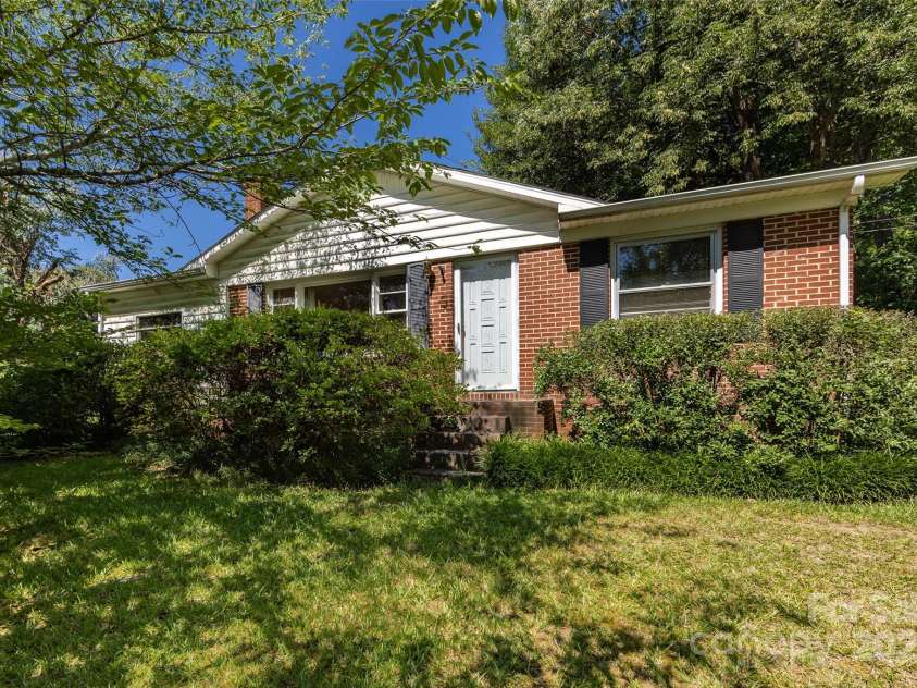 2001 Mcdonald Drive, Charlotte, NC 28216.  MLS# CAR4159315, YatesRealty ID 1762. 