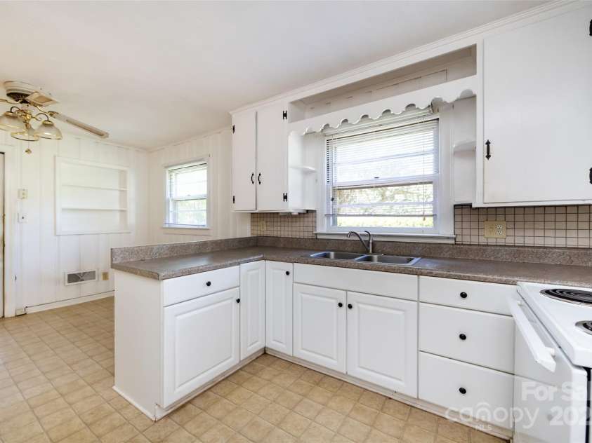 2001 Mcdonald Drive, Charlotte, NC 28216.  MLS# CAR4159315, YatesRealty ID 1762. 