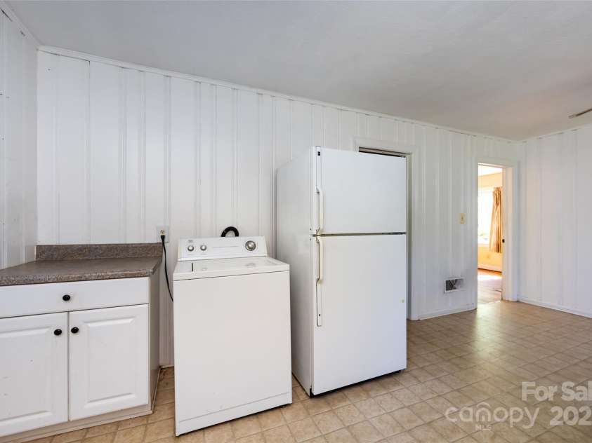 2001 Mcdonald Drive, Charlotte, NC 28216.  MLS# CAR4159315, YatesRealty ID 1762. 