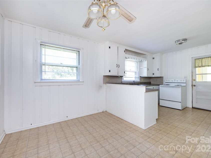 2001 Mcdonald Drive, Charlotte, NC 28216.  MLS# CAR4159315, YatesRealty ID 1762. 