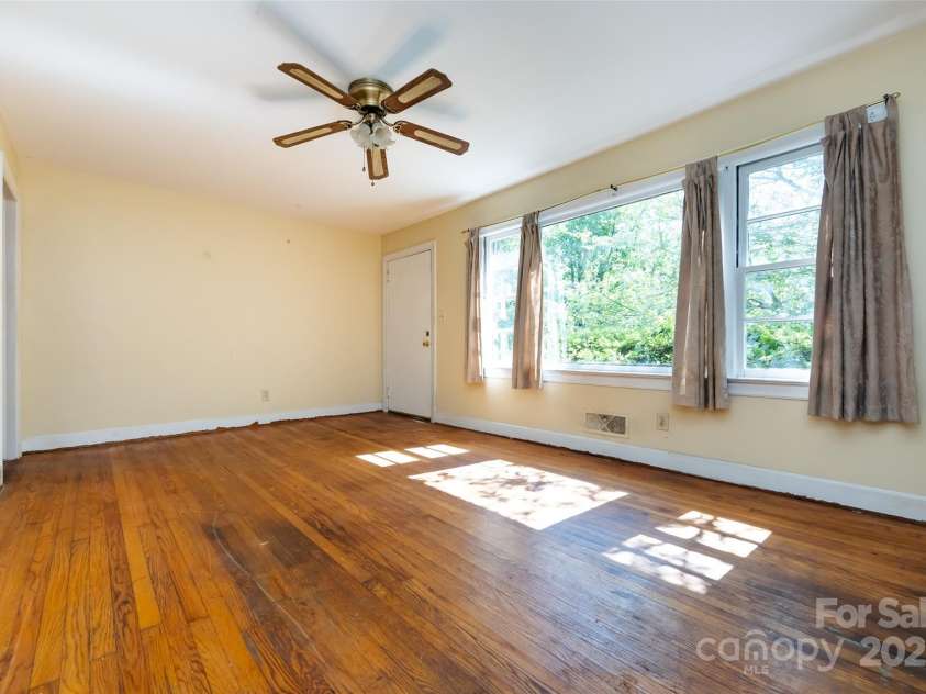 2001 Mcdonald Drive, Charlotte, NC 28216.  MLS# CAR4159315, YatesRealty ID 1762. 