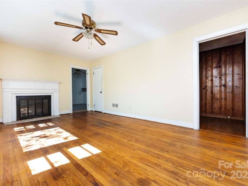 2001 Mcdonald Drive, Charlotte, NC 28216.  MLS# CAR4159315, YatesRealty ID 1762. 