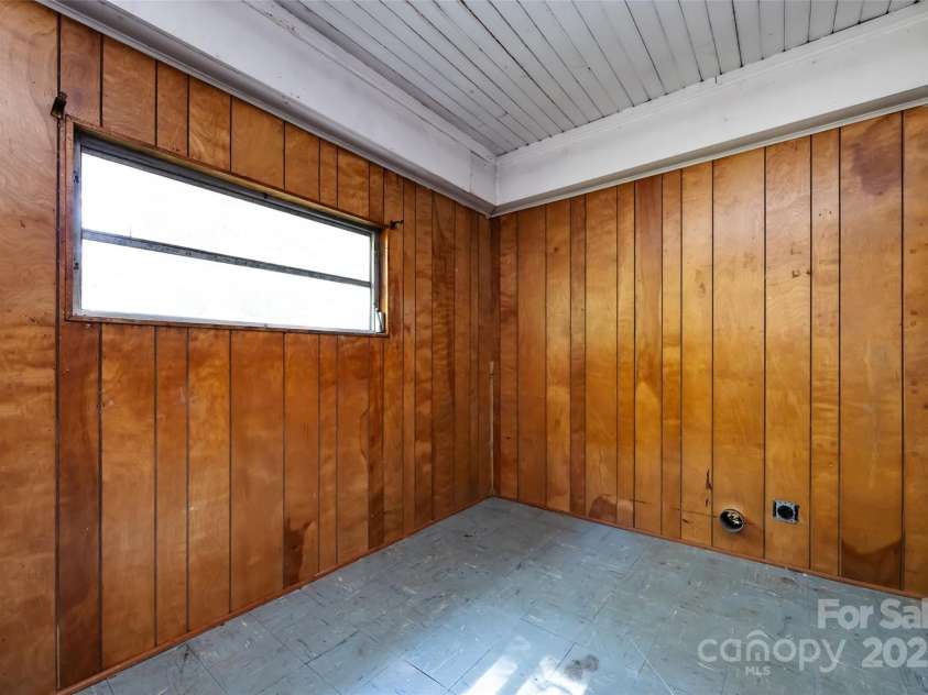 2001 Mcdonald Drive, Charlotte, NC 28216.  MLS# CAR4159315, YatesRealty ID 1762. 