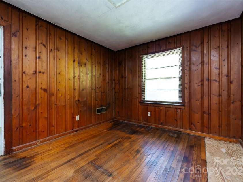 2001 Mcdonald Drive, Charlotte, NC 28216.  MLS# CAR4159315, YatesRealty ID 1762. 