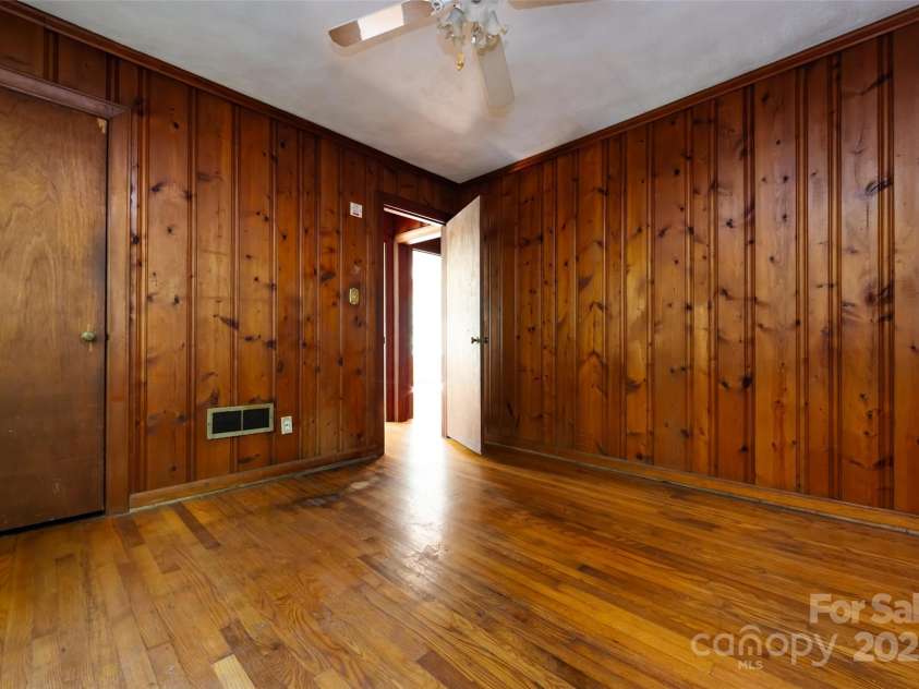 2001 Mcdonald Drive, Charlotte, NC 28216.  MLS# CAR4159315, YatesRealty ID 1762. 